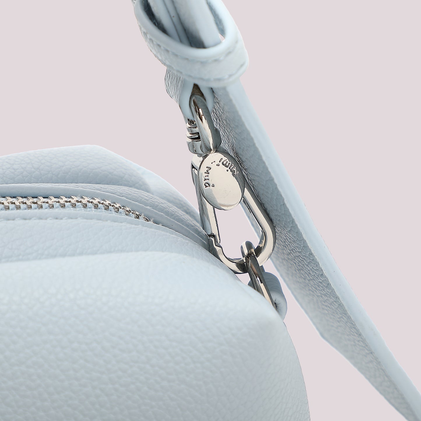 BORSA A SPALLA CON DETTAGLIO ZIP SUL MANICO