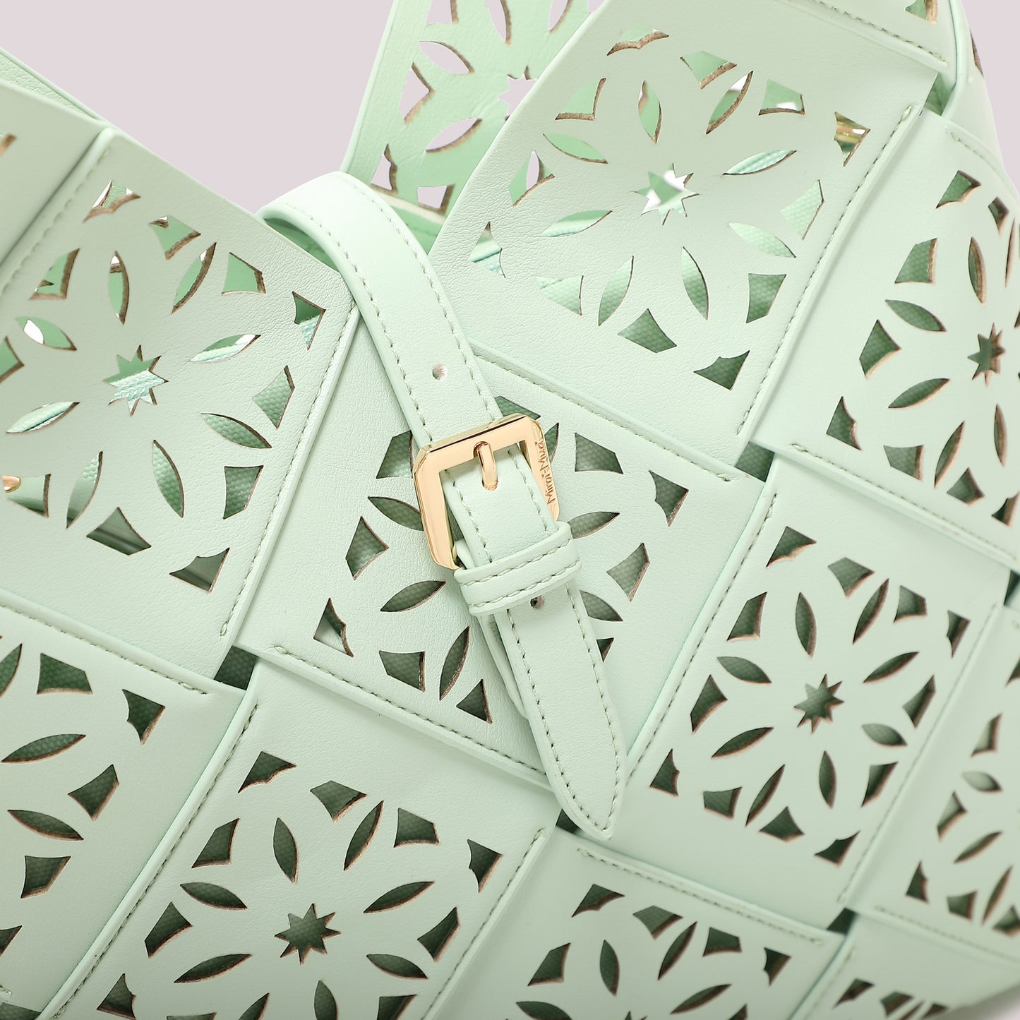 BORSA A SPALLA CON MOTIVO TRAFORATO