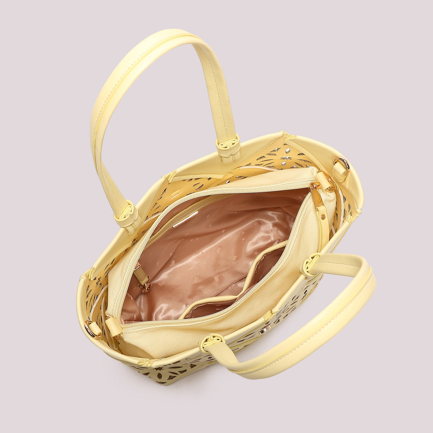 BORSA A MANO CON MOTIVO TRAFORATO