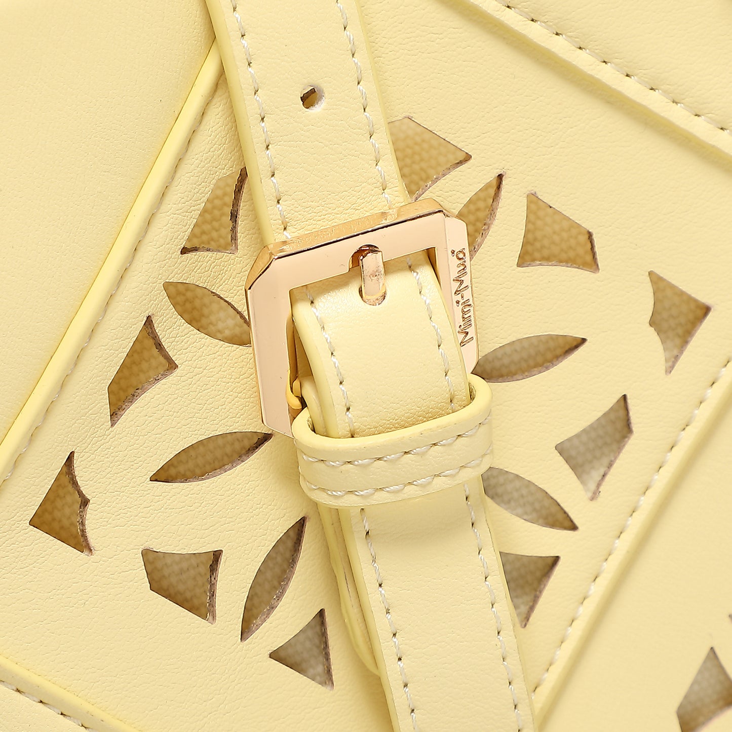 BORSA A MANO CON MOTIVO TRAFORATO