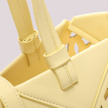 BORSA A MANO CON MOTIVO TRAFORATO