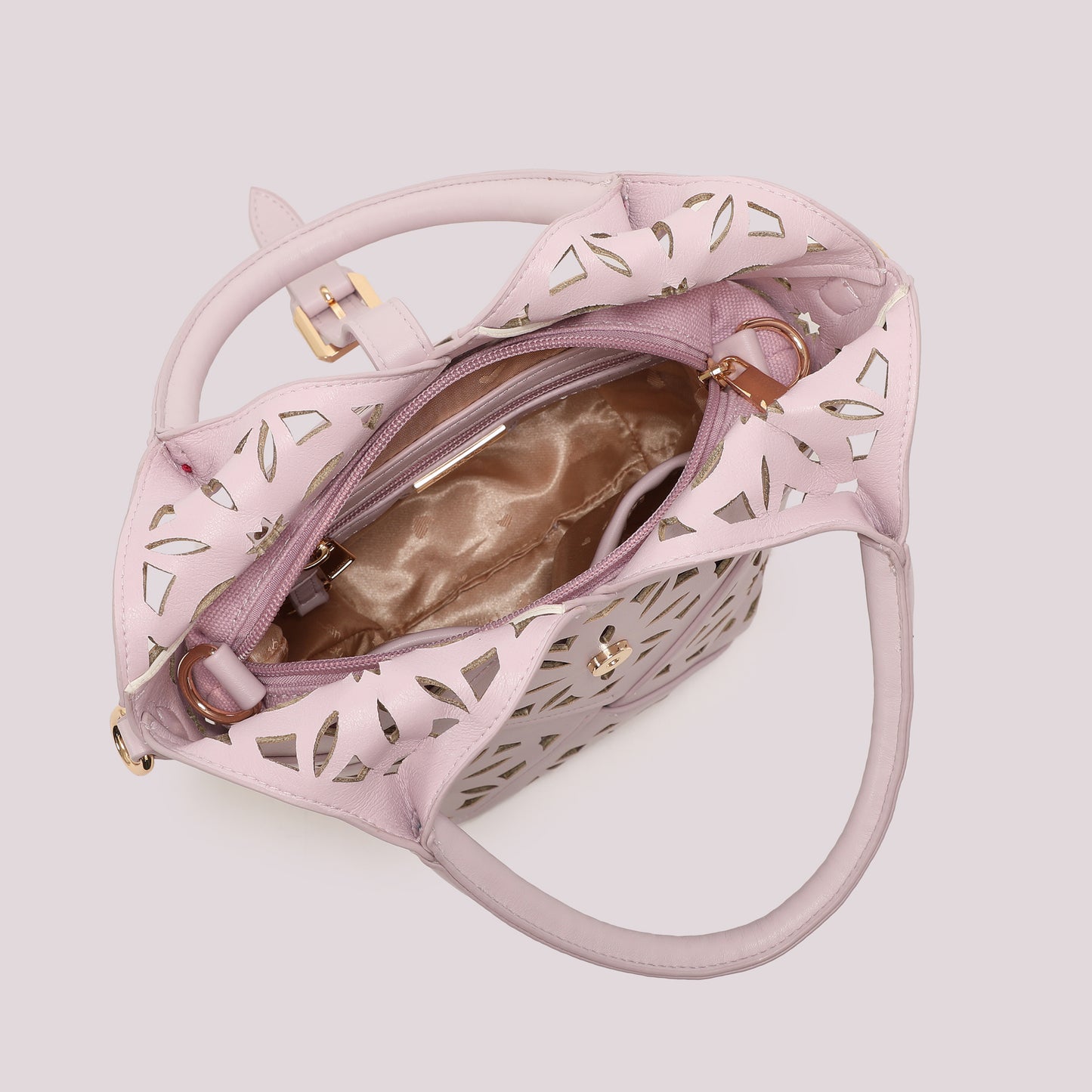 BORSA A TRACOLLA CON MOTIVO TRAFORATO