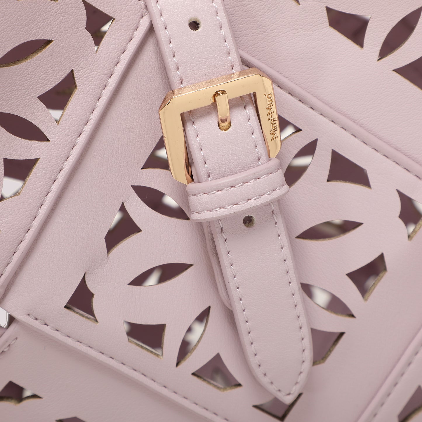 BORSA A TRACOLLA CON MOTIVO TRAFORATO