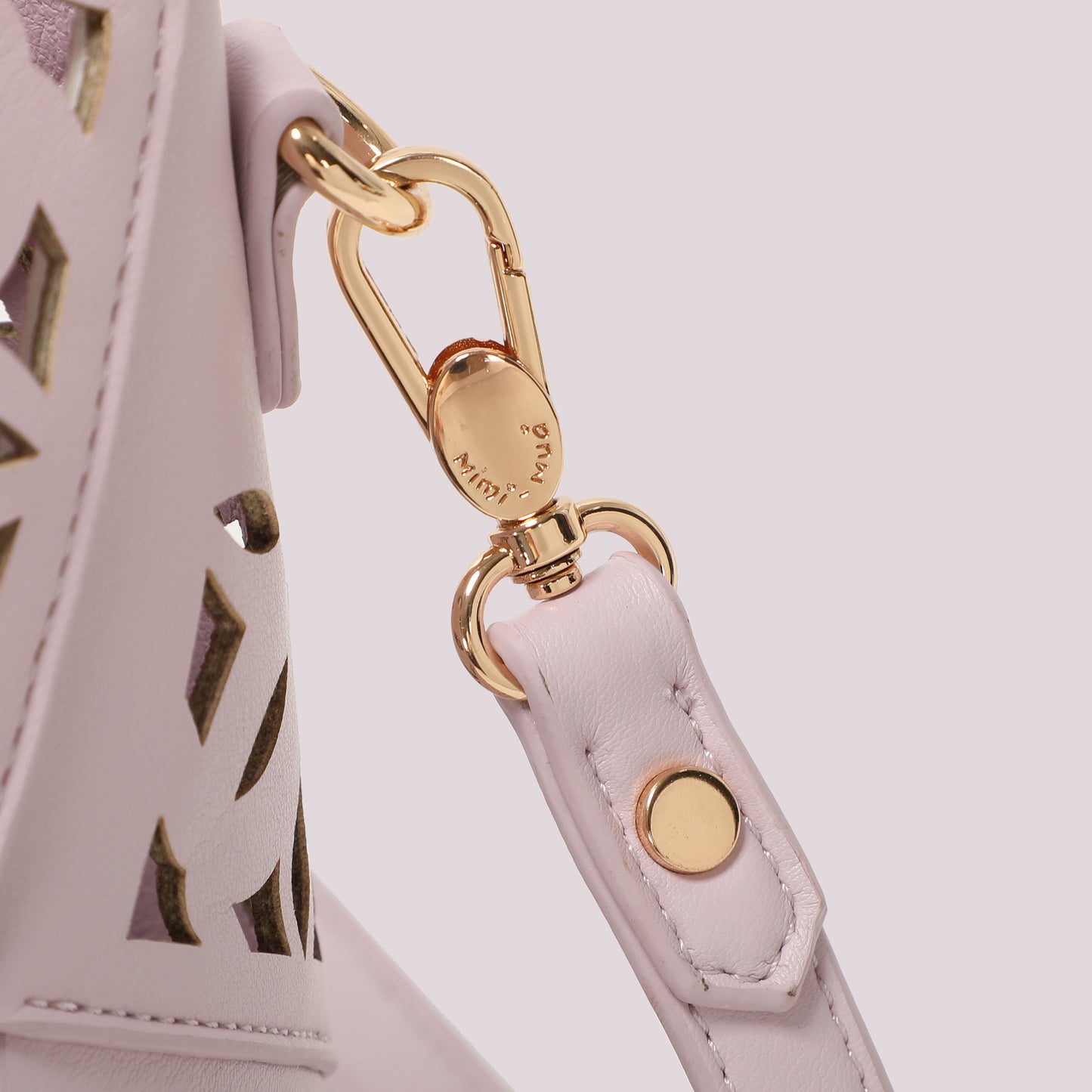 BORSA A TRACOLLA CON MOTIVO TRAFORATO