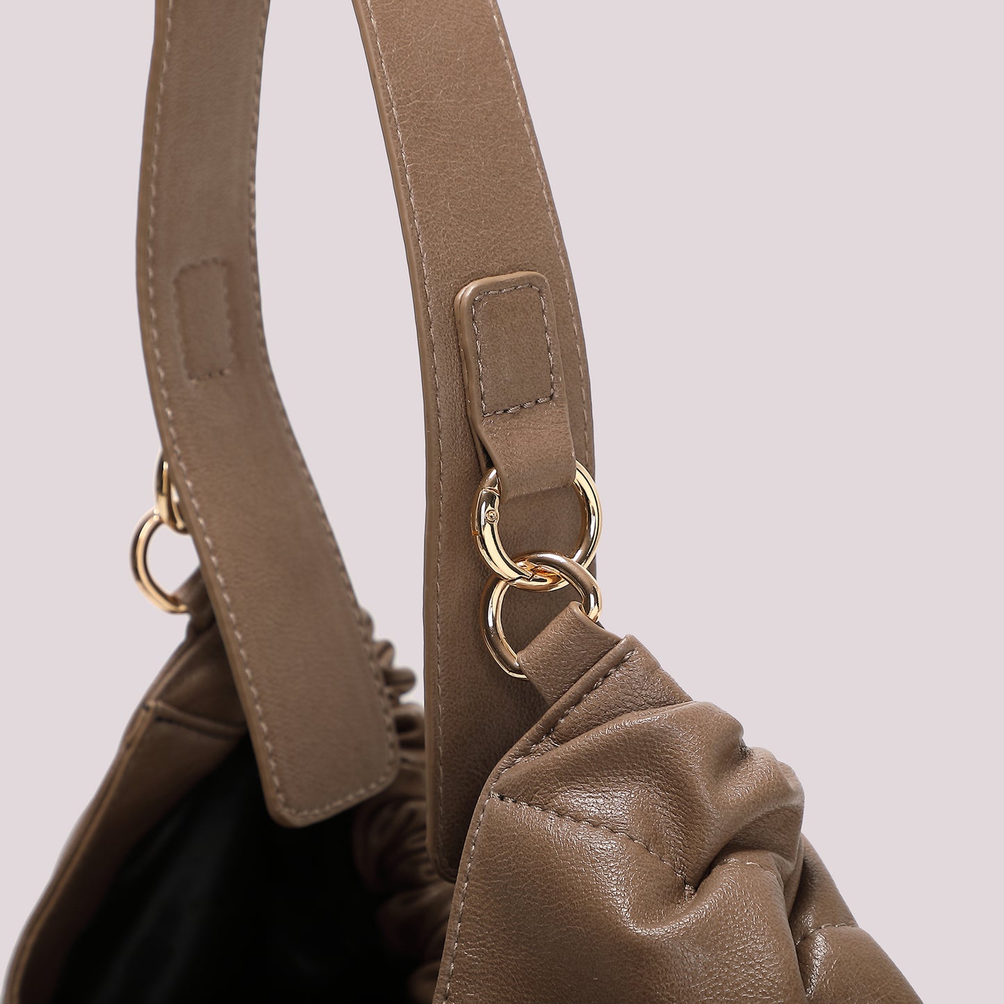 BORSA A SPALLA CON TASCHE