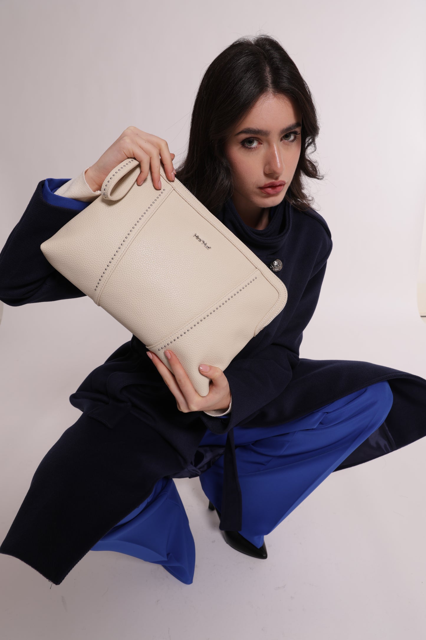 BORSA A BUSTA CON PICCOLE BORCHIE