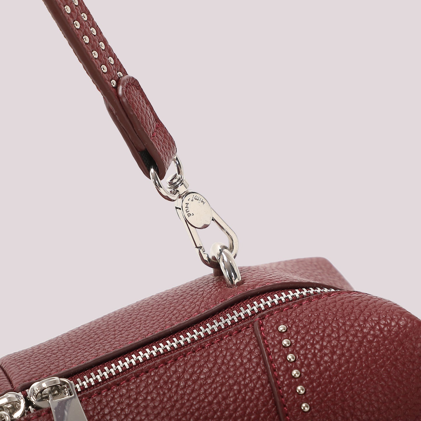 BORSA A SPALLA CON PICCOLE BORCHIE