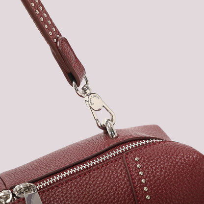 BORSA A SPALLA CON PICCOLE BORCHIE