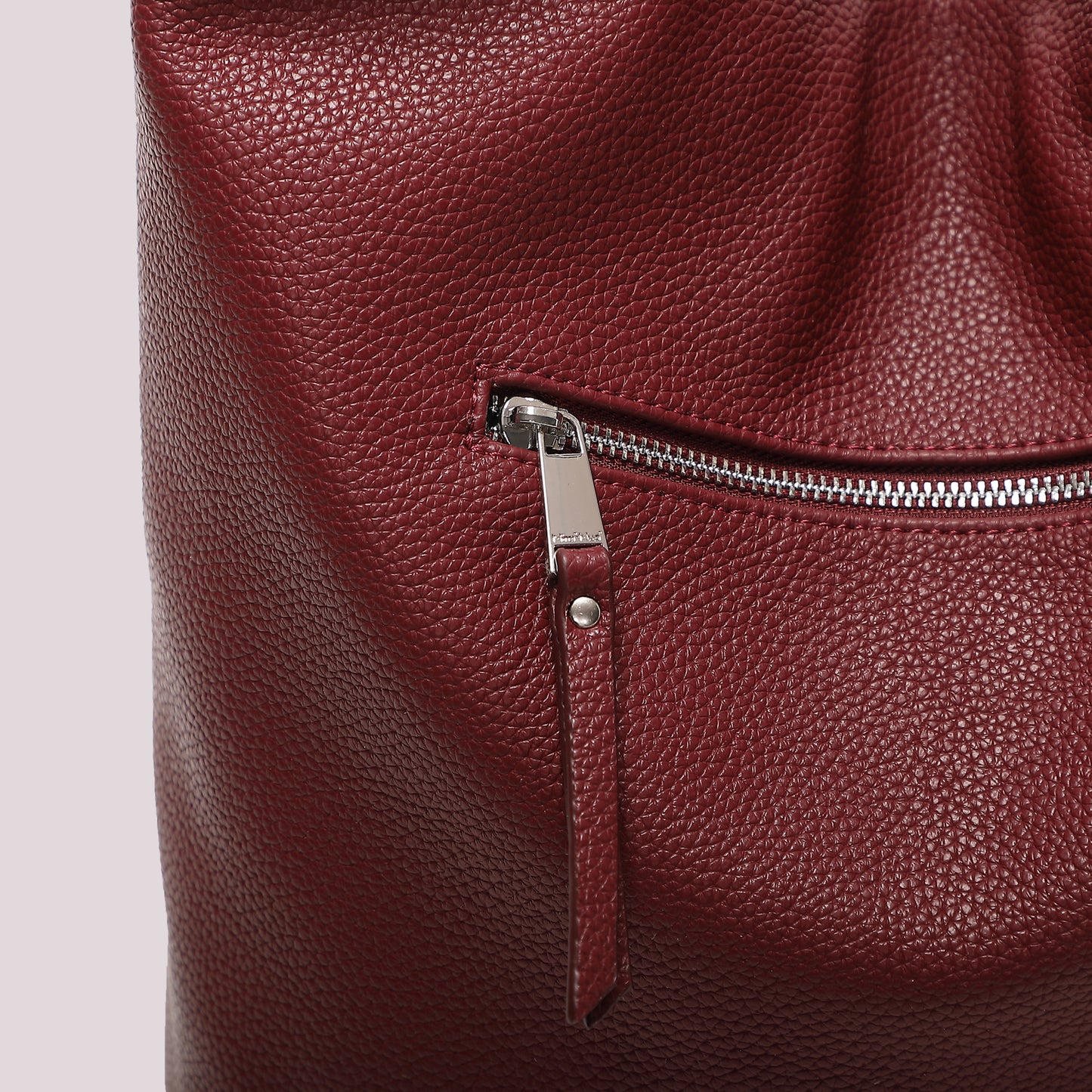 BORSA A SACCA CON PICCOLE BORCHIE