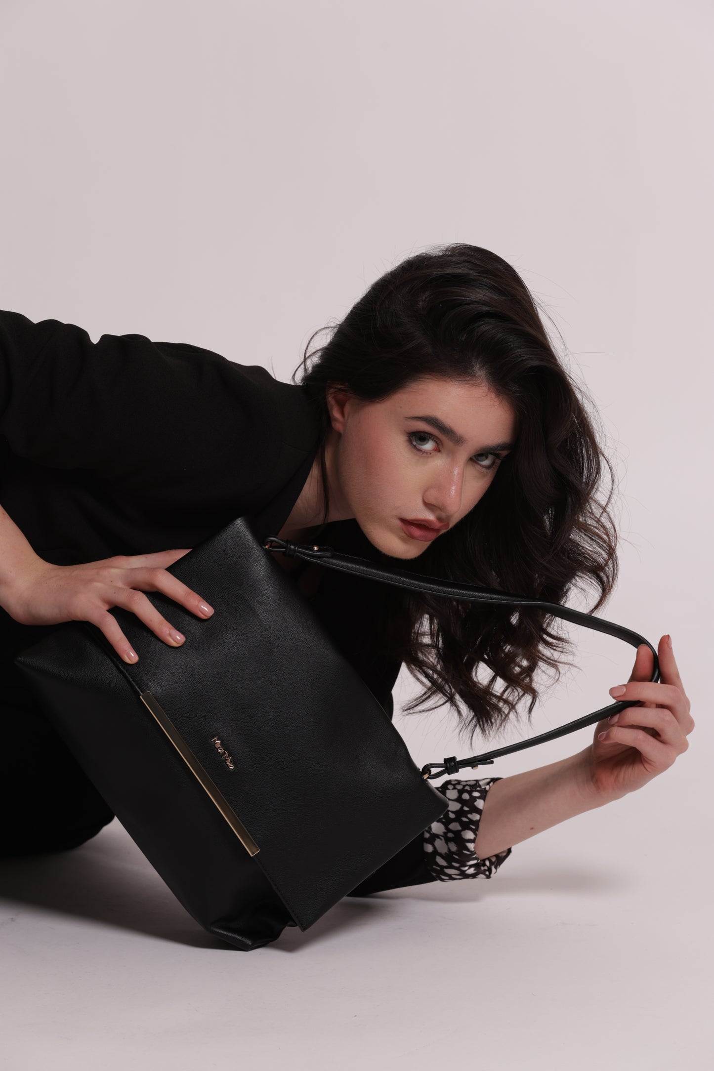 BORSA A SPALLA CON DETTAGLIO DORATO