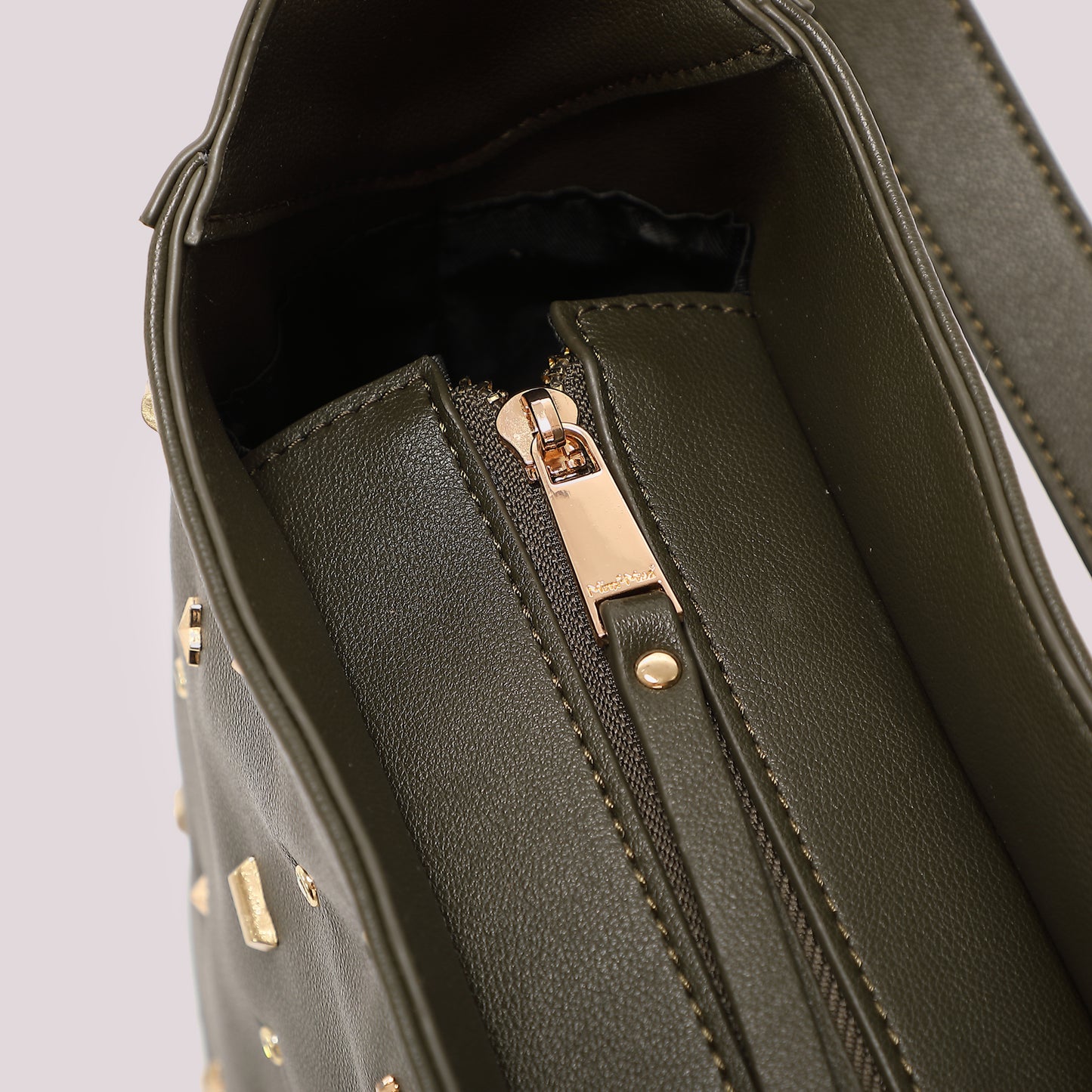 BORSA A SPALLA CON APPLICAZIONI COLORATE