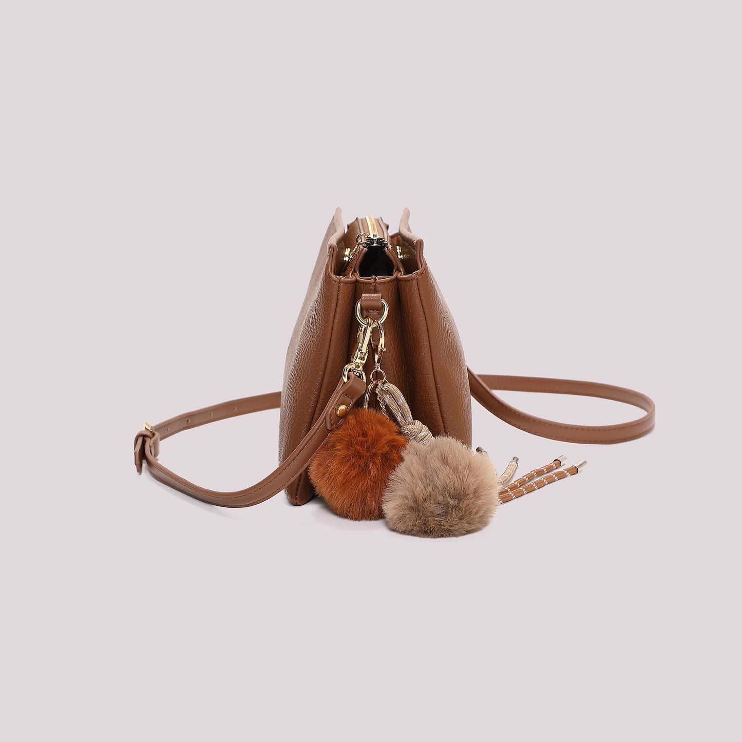 BORSA A TRACOLLA CON DETTAGLIO APPESO