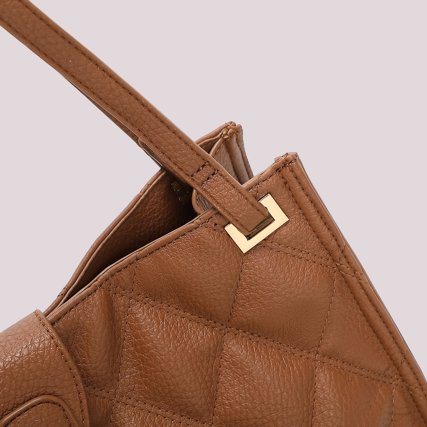 BORSA SHOPPING TRAPUNTATA CON BASE LISCIA
