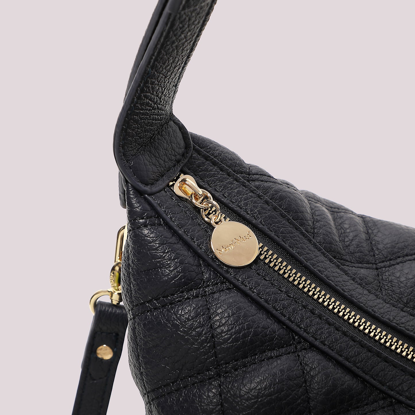 BORSA A SPALLA TRAPUNTATA CON BASE LISCIA