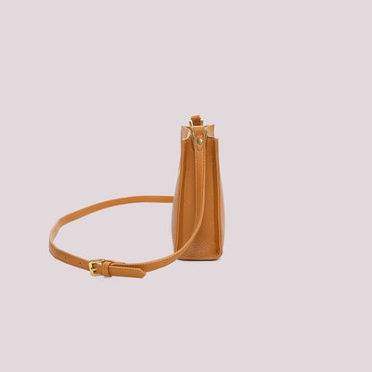 BORSA A TRACOLLA CON DETTAGLI SATINATI