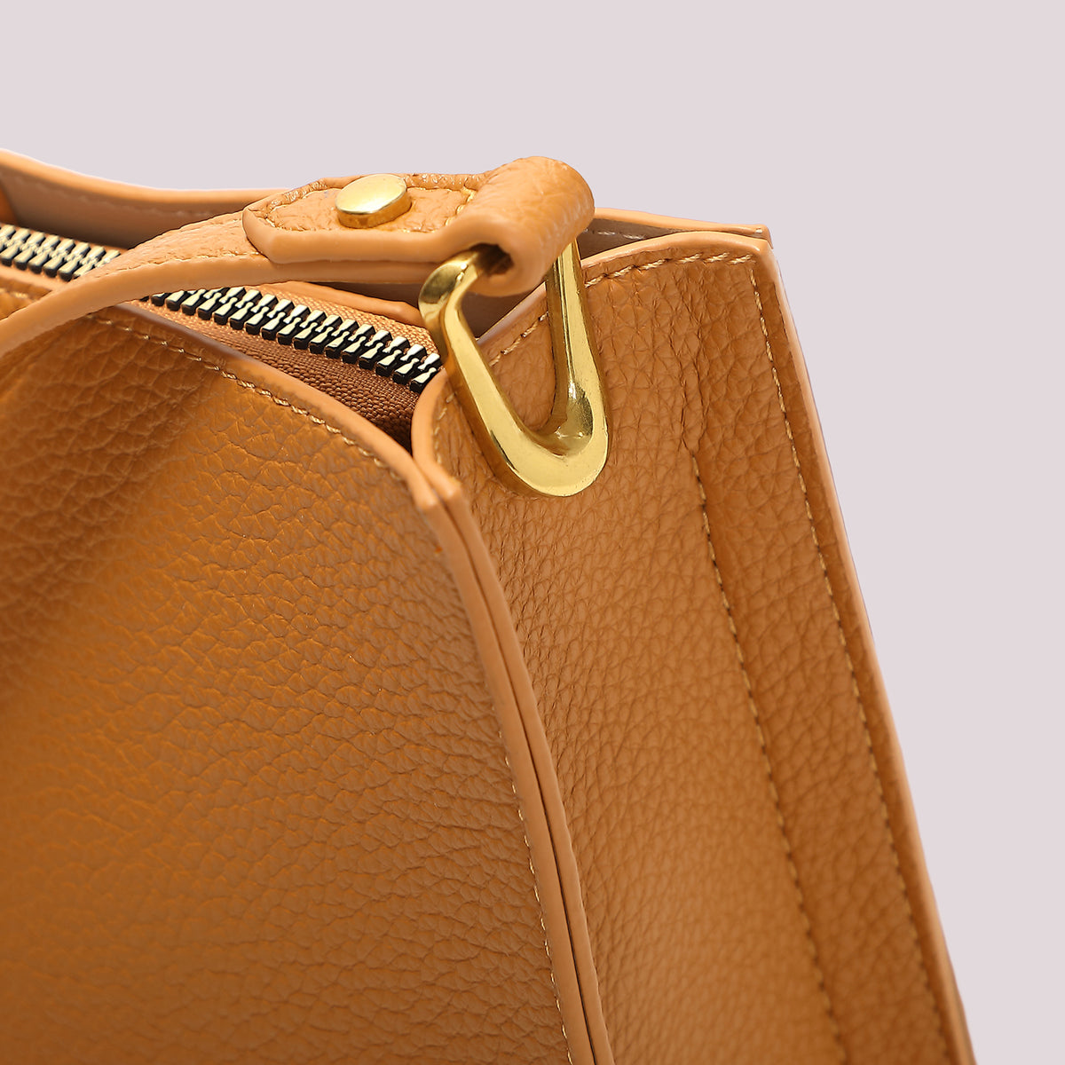 BORSA A TRACOLLA CON DETTAGLI SATINATI