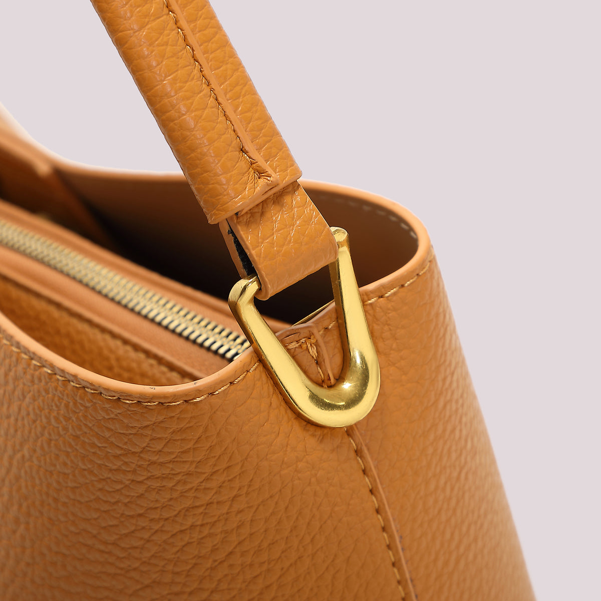 BORSA A SECCHIELLO CON DETTAGLI SATINATI