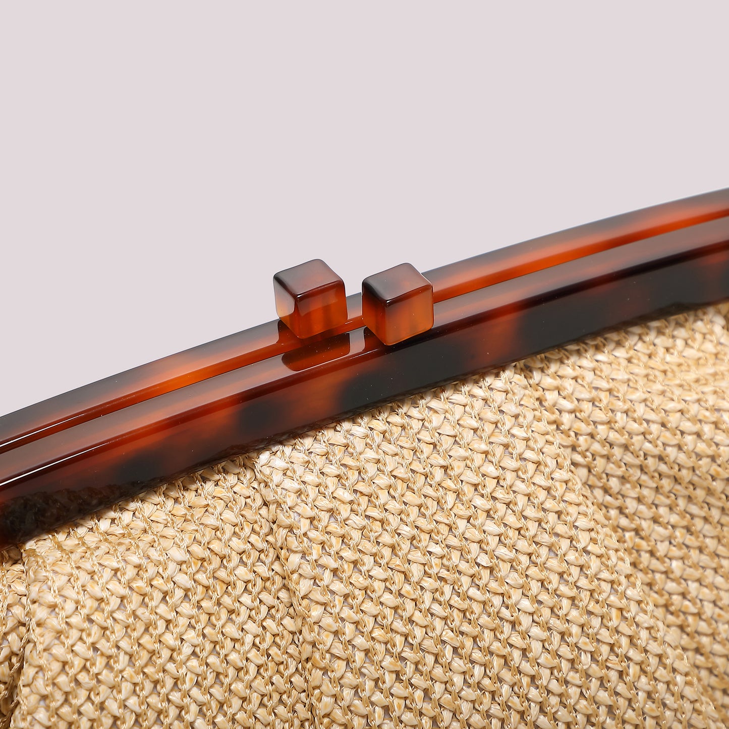 BORSA IN RAFIA CON MANICO TARTARUGATO