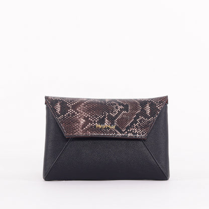 BORSA POCHETTE CON PATTA EFFETTO PITONE