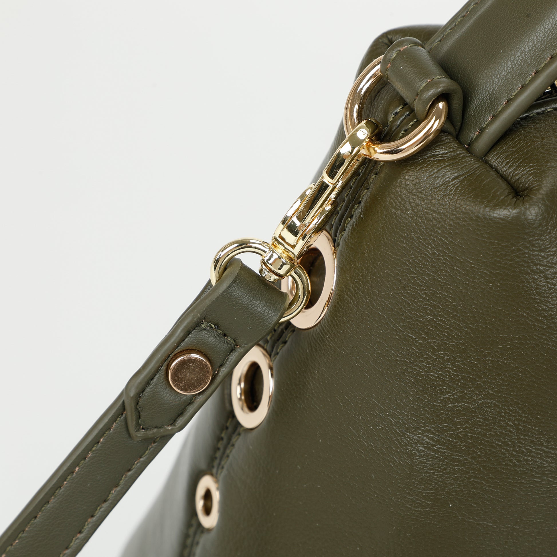 BORSA A SPALLA CON DETTAGLIO OCCHIELLI