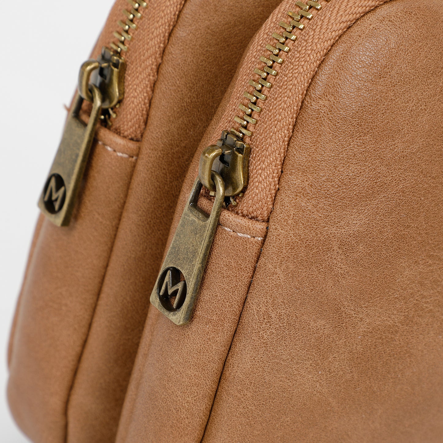 BORSA A TRACOLLA CON ACCESSORI IN OTTONE