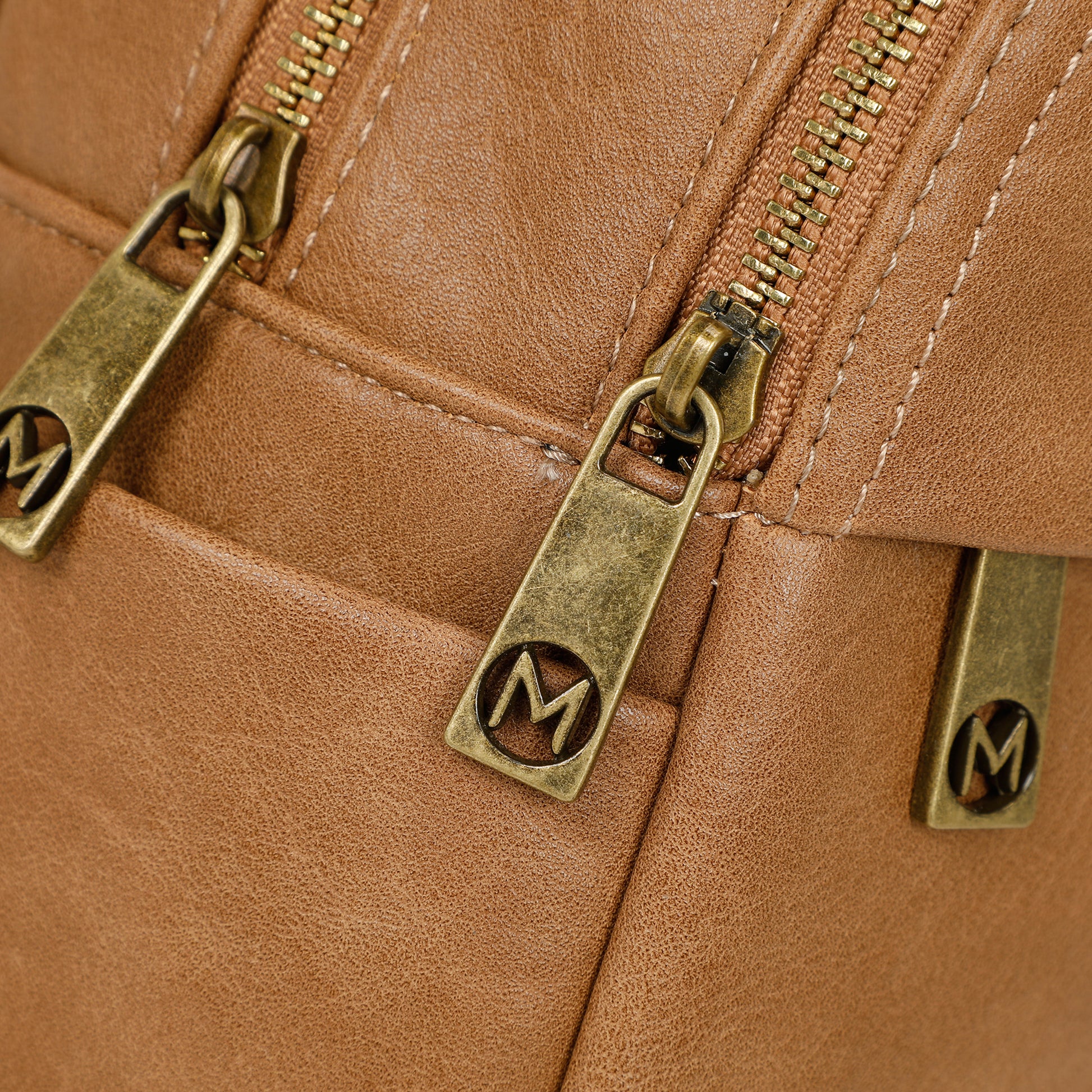 ZAINO CON ACCESSORI IN OTTONE