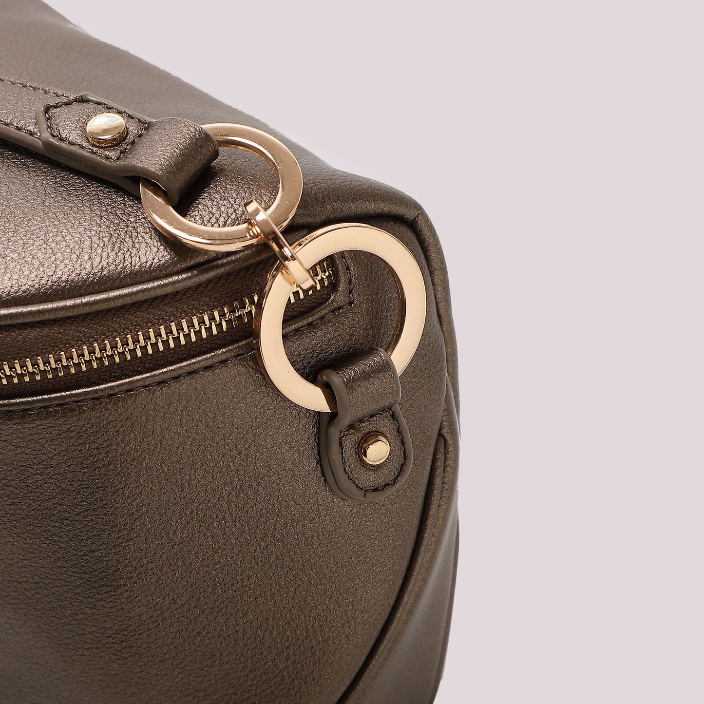 BORSA MARSUPIO CON DETTAGLIO ANELLI AI MANICI