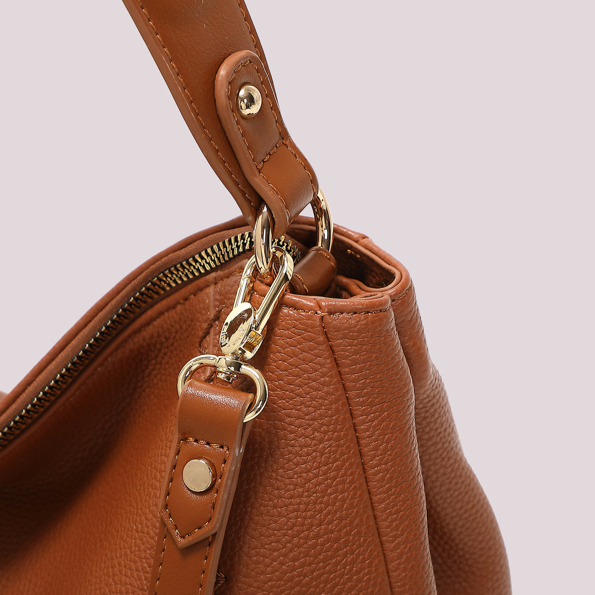 BORSA A SPALLA CON CUCITURE A VISTA