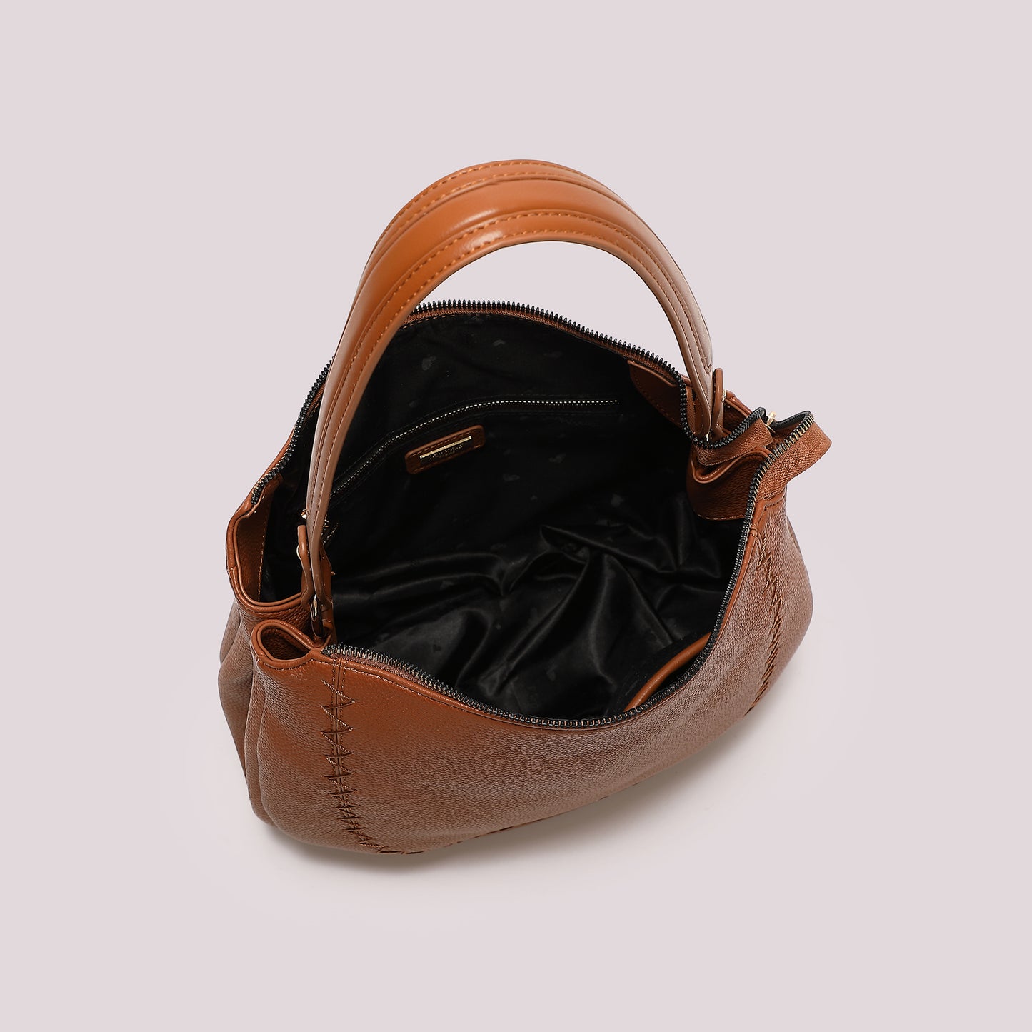 BORSA A SPALLA CON CUCITURE A VISTA