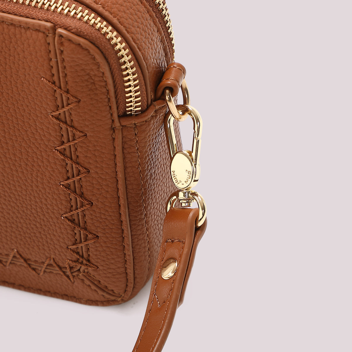 BORSA A TRACOLLA CON CUCITURE A VISTA