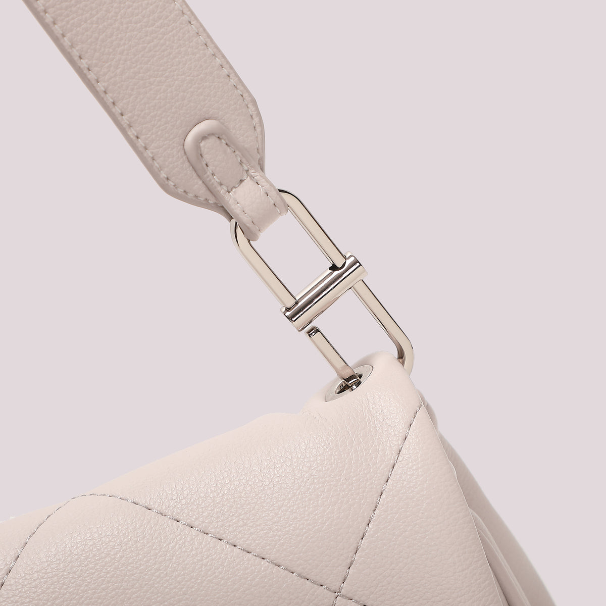 BORSA A SPALLA TRAPUNTATA CON PATTA