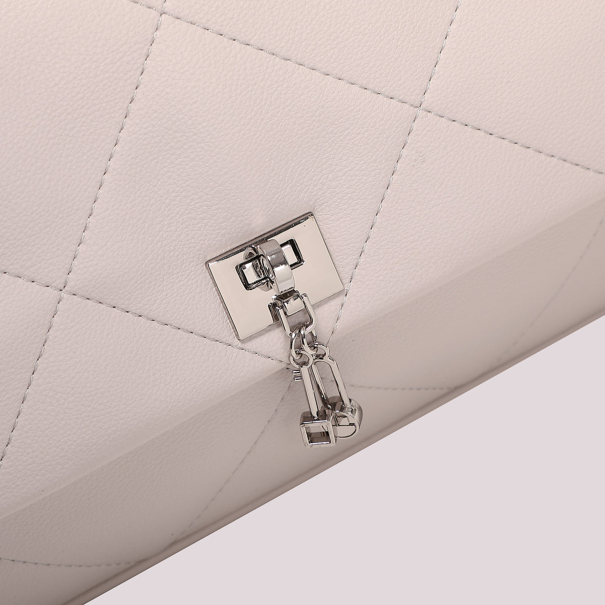 BORSA A SPALLA TRAPUNTATA CON PATTA