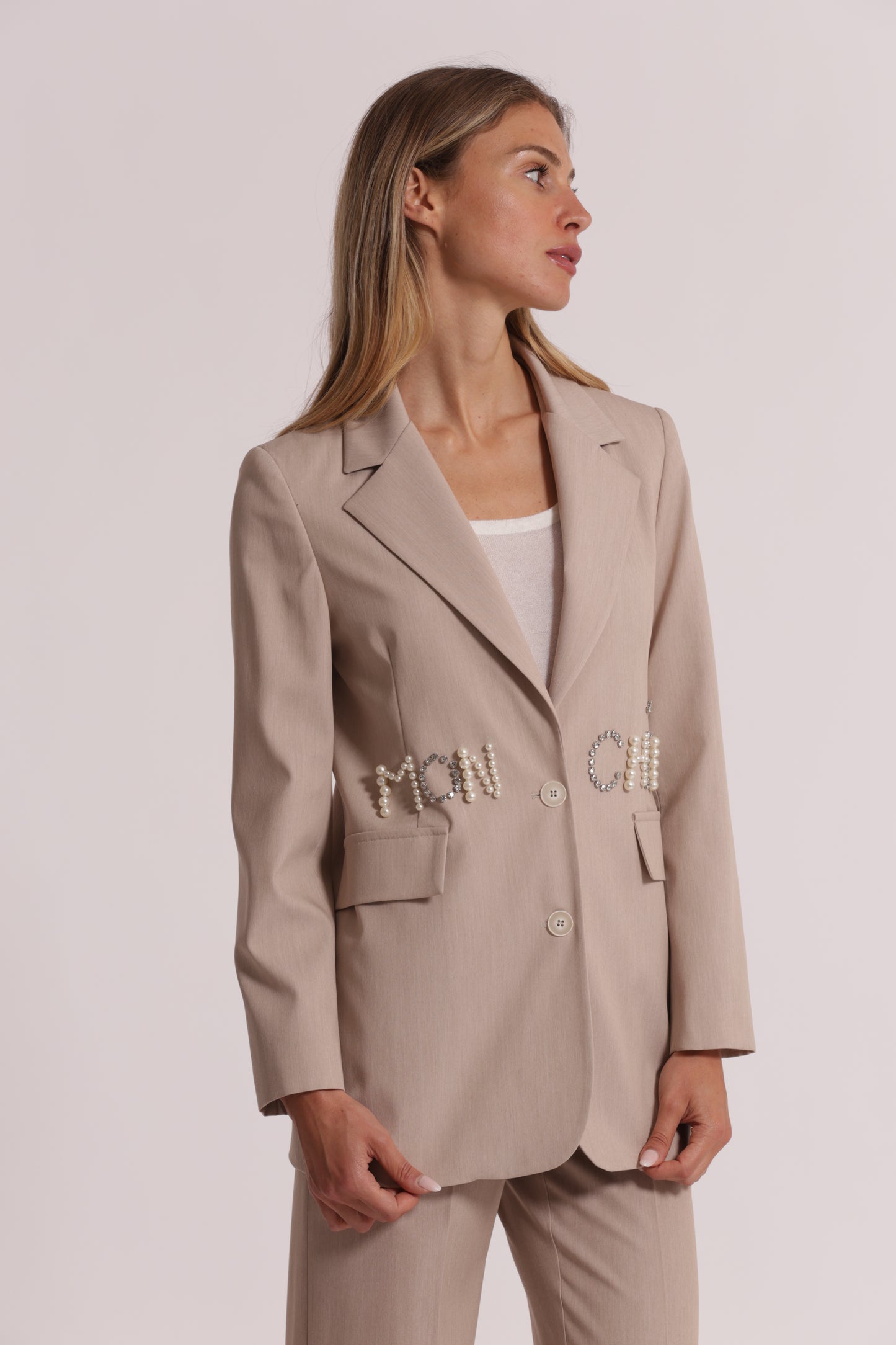 GIACCA CON DETTAGLIO SCRITTA FRONTALE