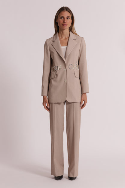 GIACCA CON DETTAGLIO SCRITTA FRONTALE