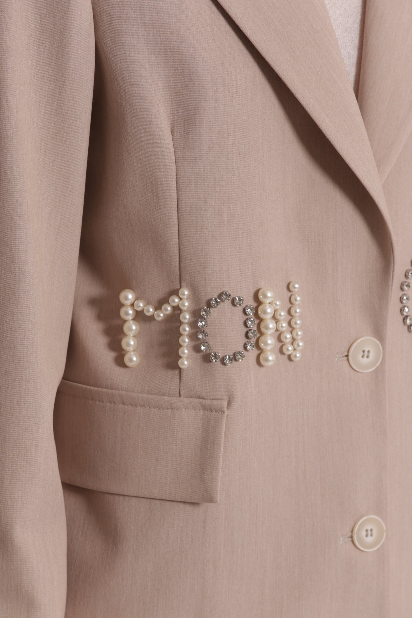 GIACCA CON DETTAGLIO SCRITTA FRONTALE