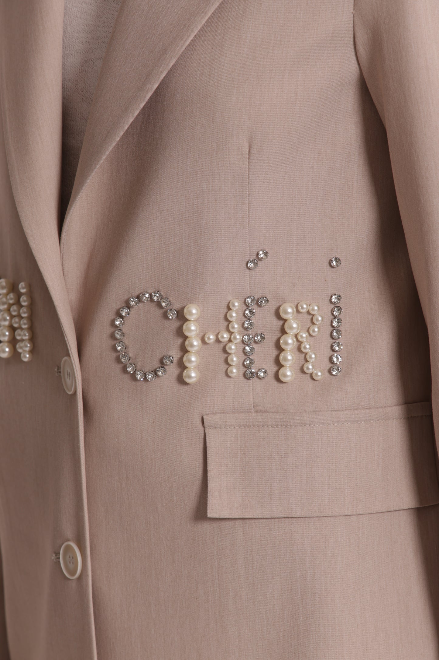 GIACCA CON DETTAGLIO SCRITTA FRONTALE