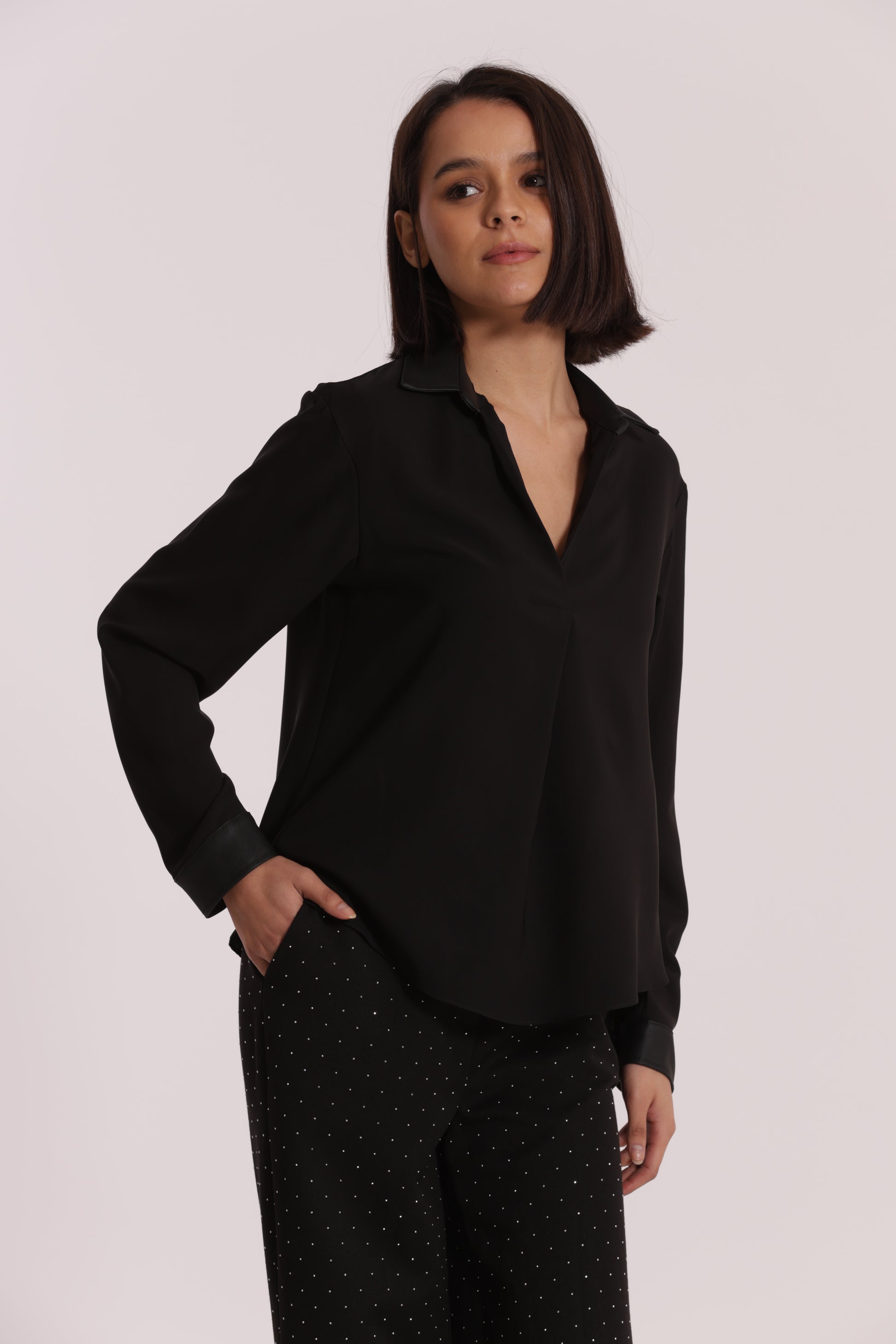 BLUSA CON COLLETTO DETTAGLI IN SIMIL PELLE
