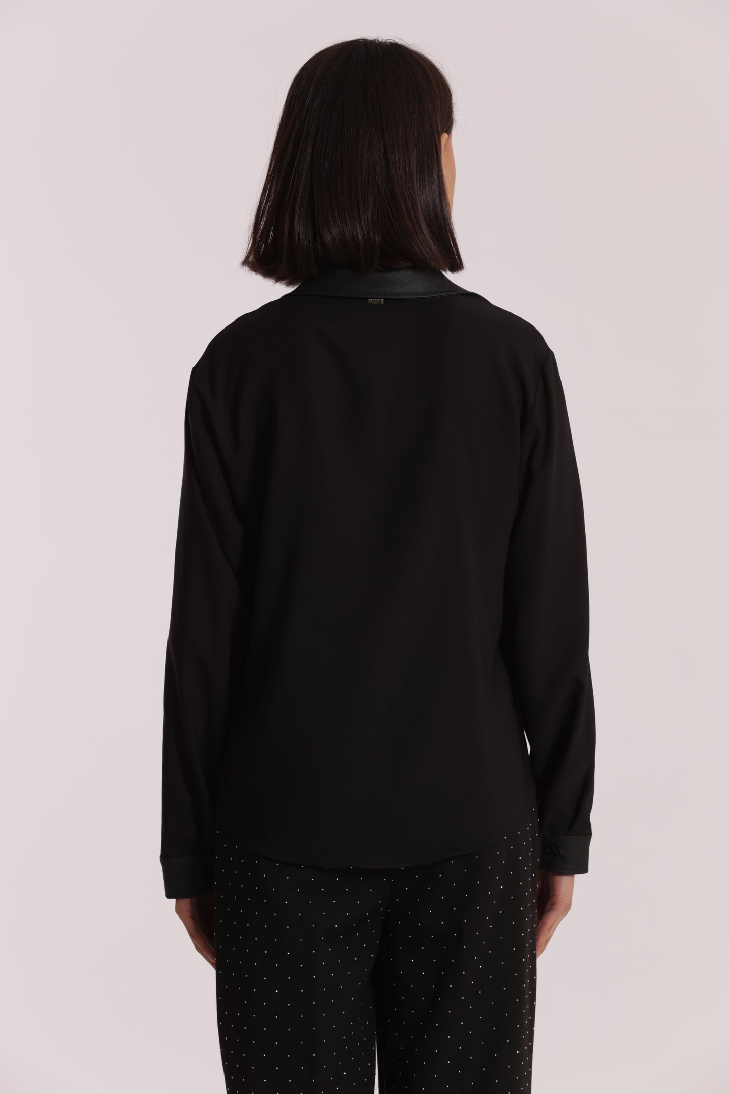 BLUSA CON COLLETTO DETTAGLI IN SIMIL PELLE