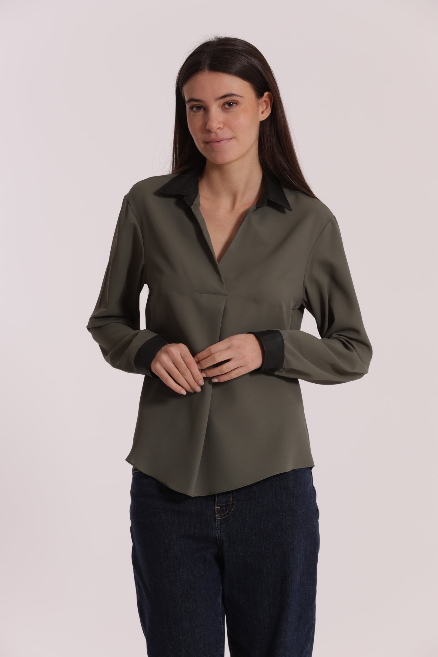 BLUSA CON COLLETTO DETTAGLI IN SIMIL PELLE