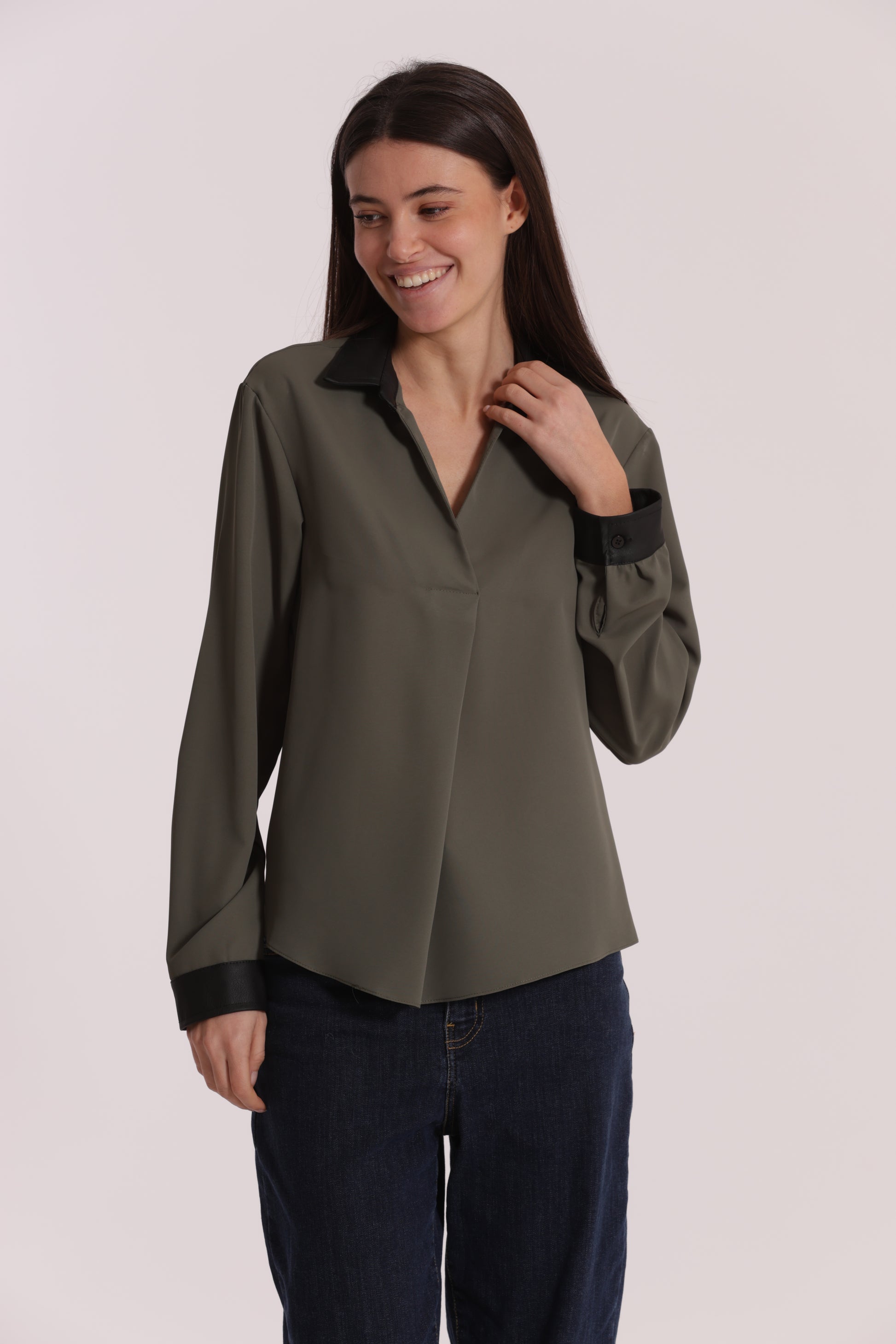 BLUSA CON COLLETTO DETTAGLI IN SIMIL PELLE