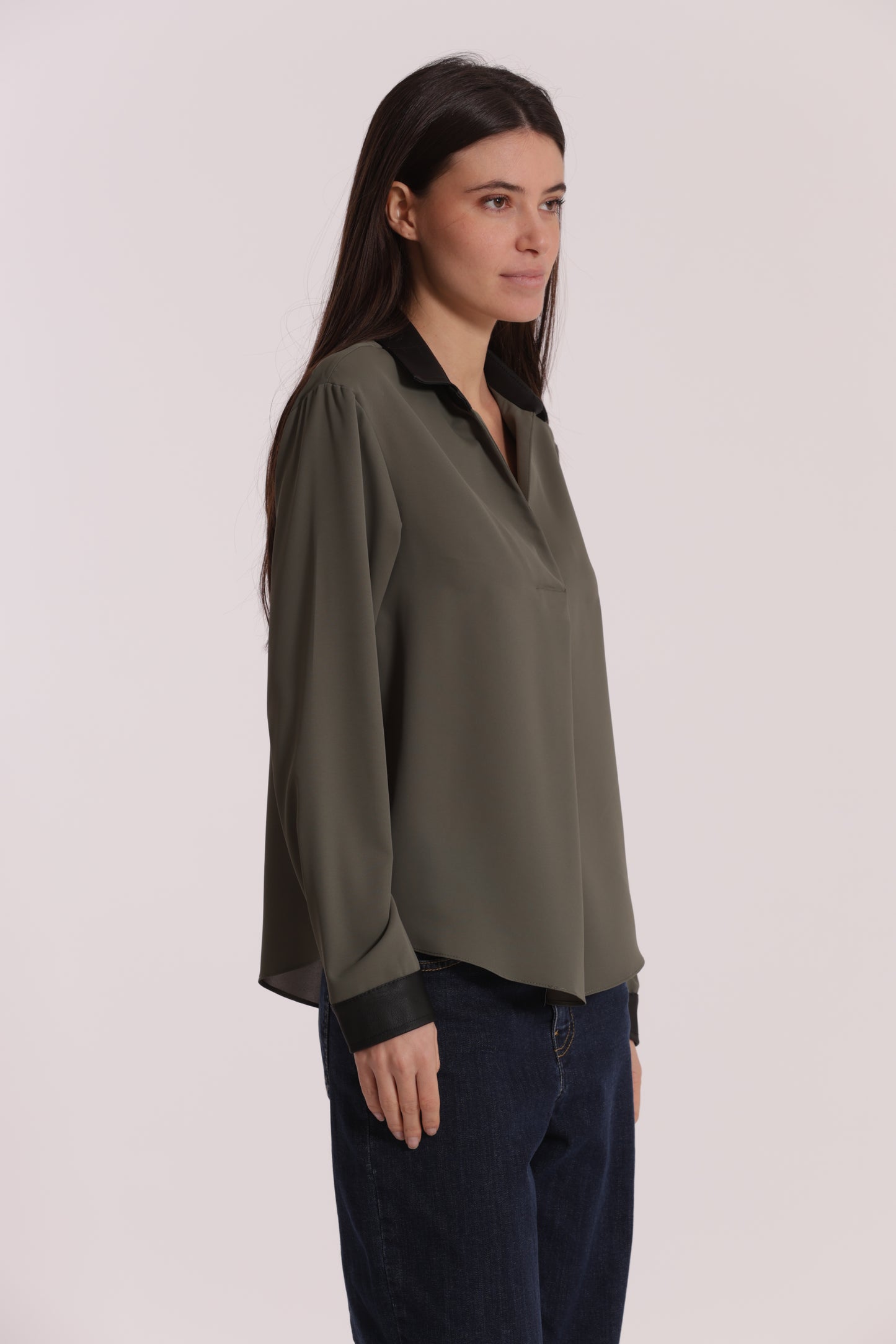 BLUSA CON COLLETTO DETTAGLI IN SIMIL PELLE