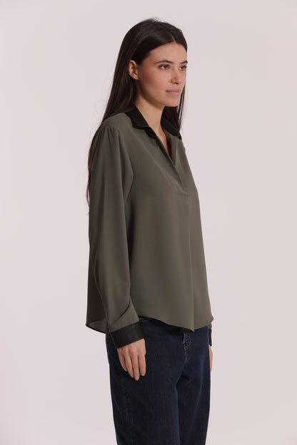 BLUSA CON COLLETTO DETTAGLI IN SIMIL PELLE