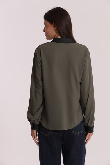 BLUSA CON COLLETTO DETTAGLI IN SIMIL PELLE