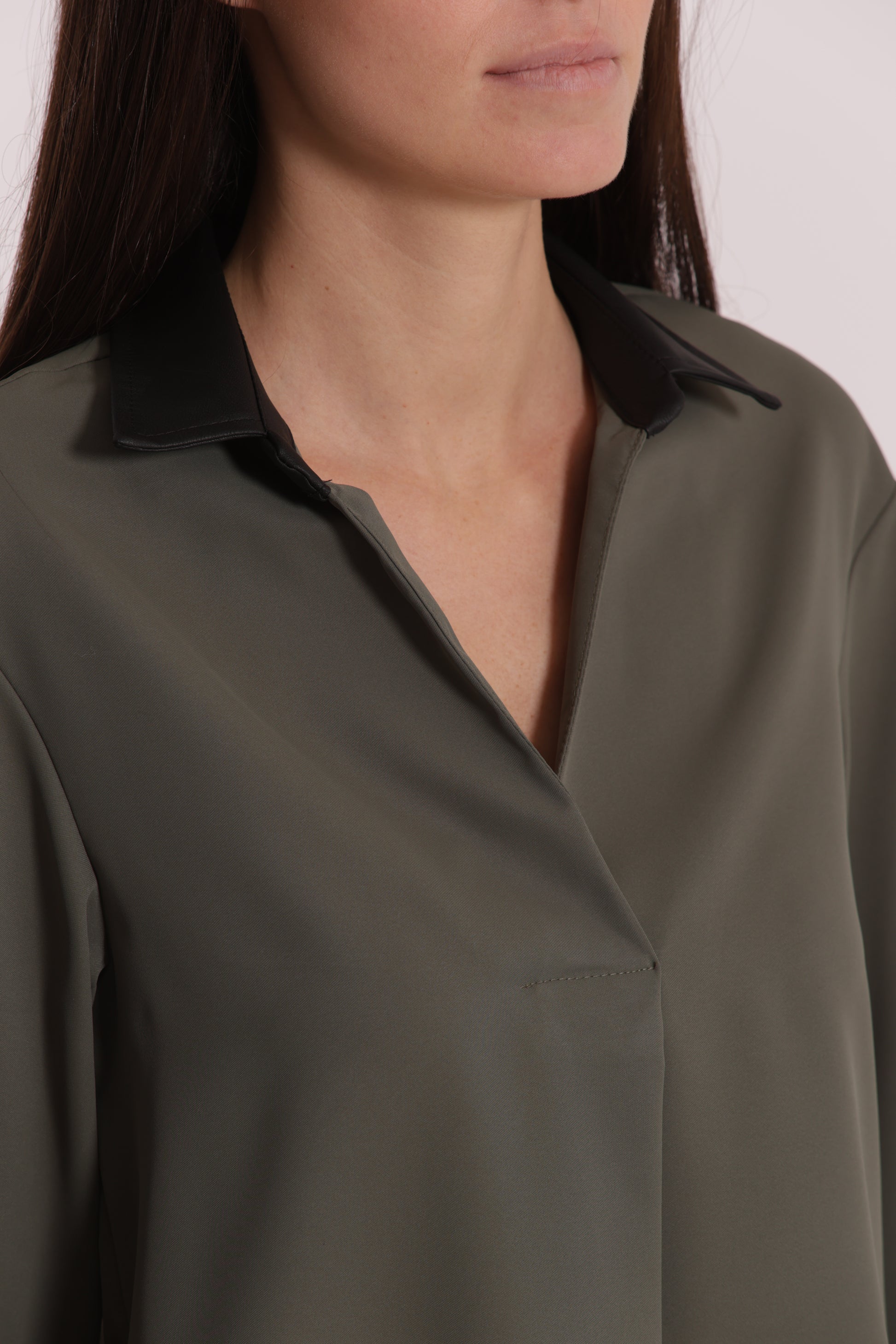 BLUSA CON COLLETTO DETTAGLI IN SIMIL PELLE