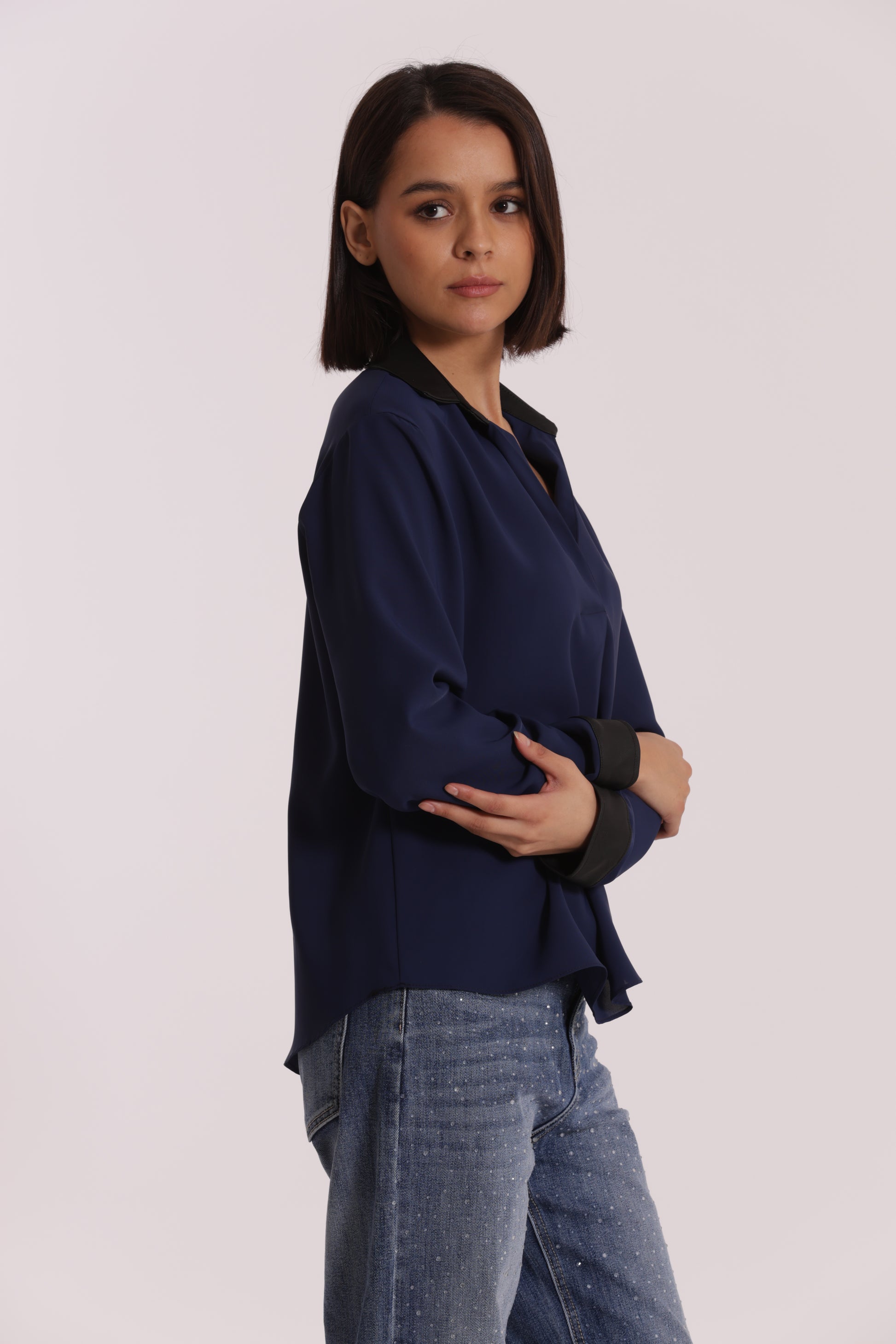 BLUSA CON COLLETTO DETTAGLI IN SIMIL PELLE