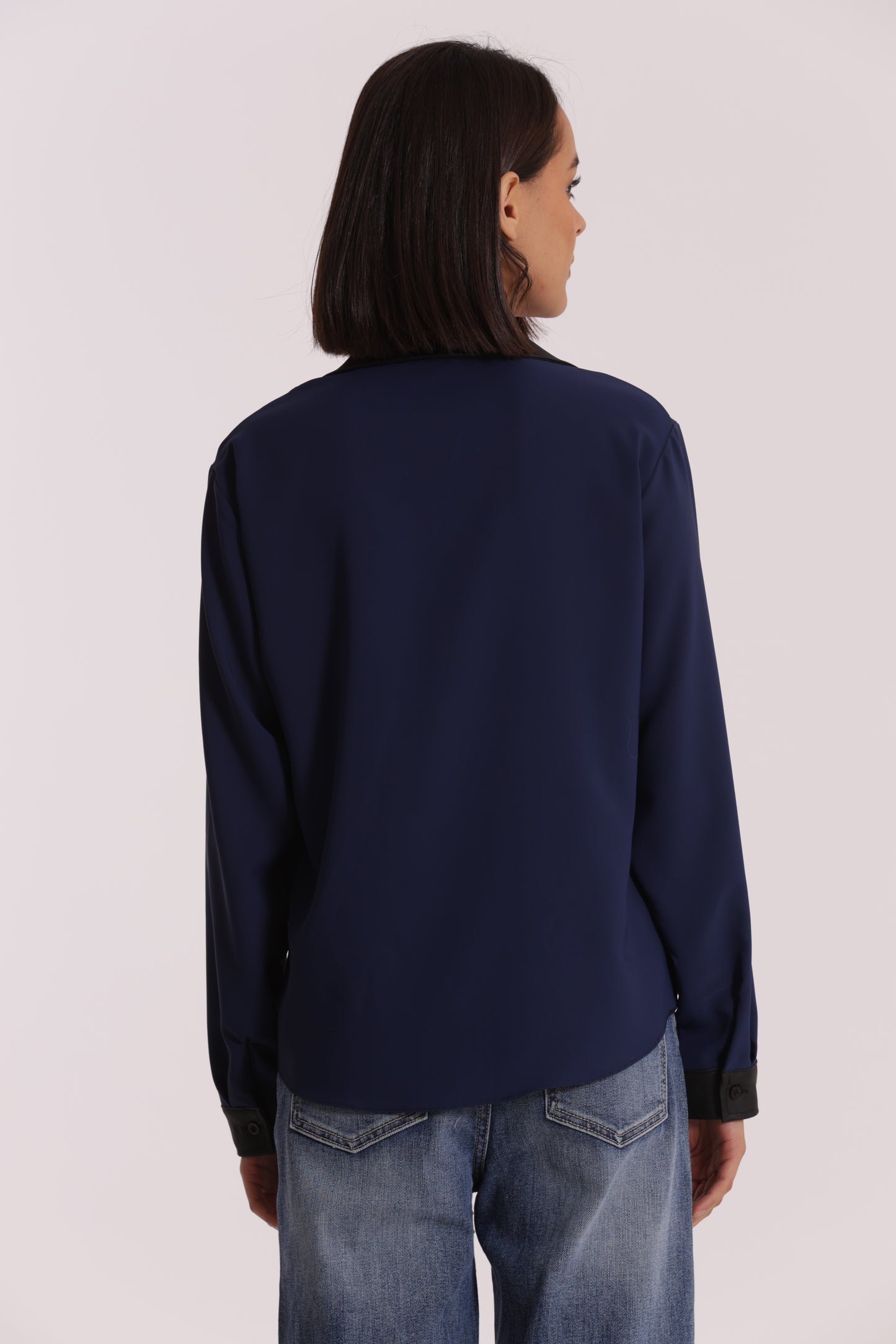 BLUSA CON COLLETTO DETTAGLI IN SIMIL PELLE