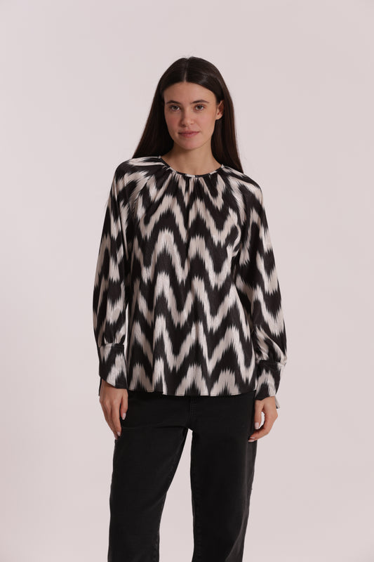 BLUSA CON SCOLLO TONDO FANTASIA CHEVRON