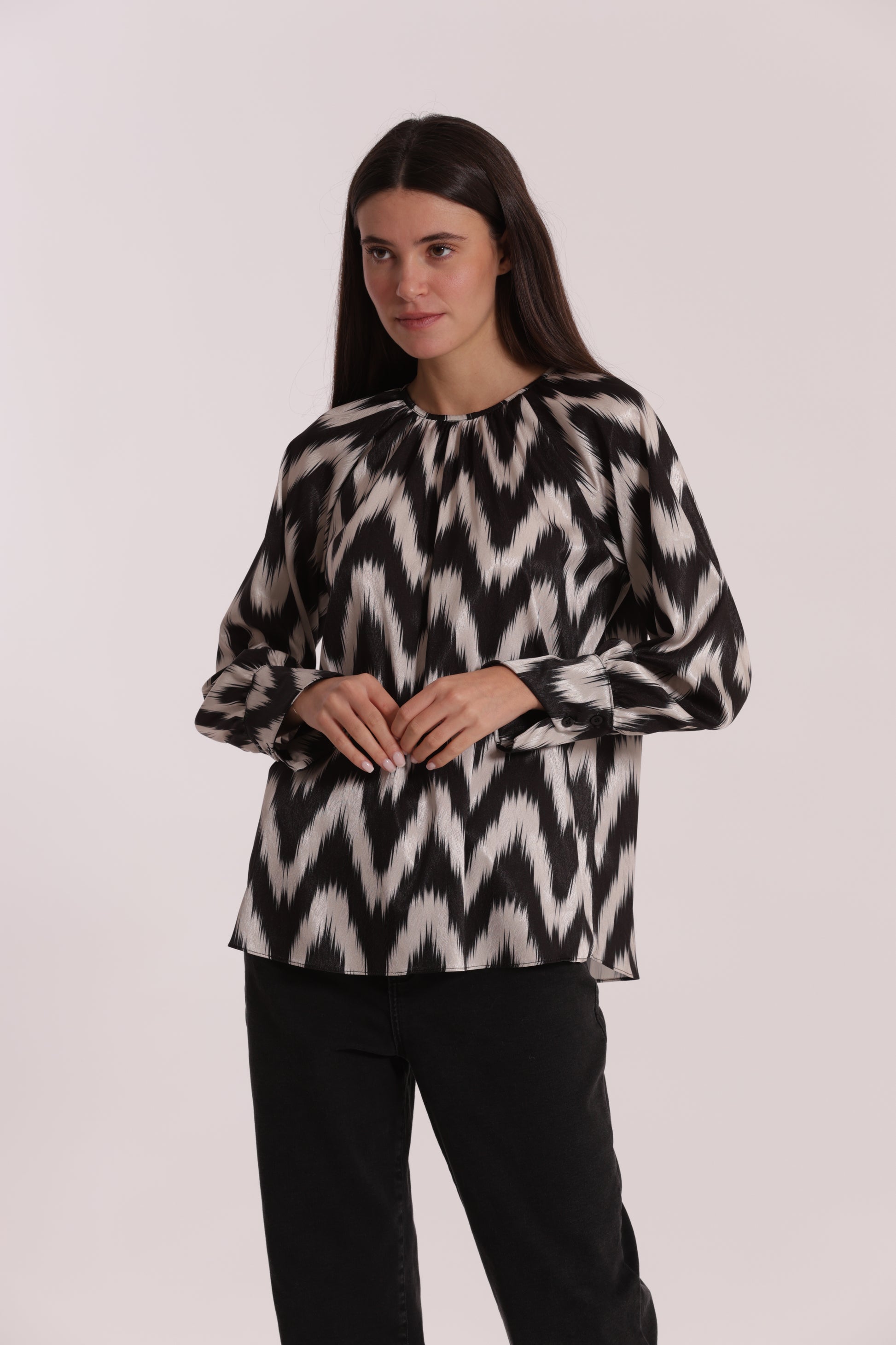 BLUSA CON SCOLLO TONDO FANTASIA CHEVRON