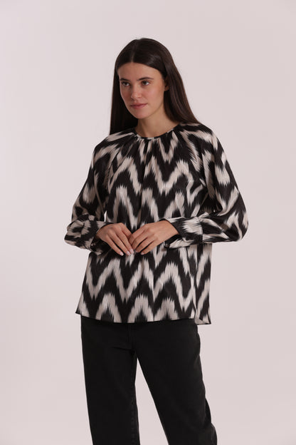 BLUSA CON SCOLLO TONDO FANTASIA CHEVRON
