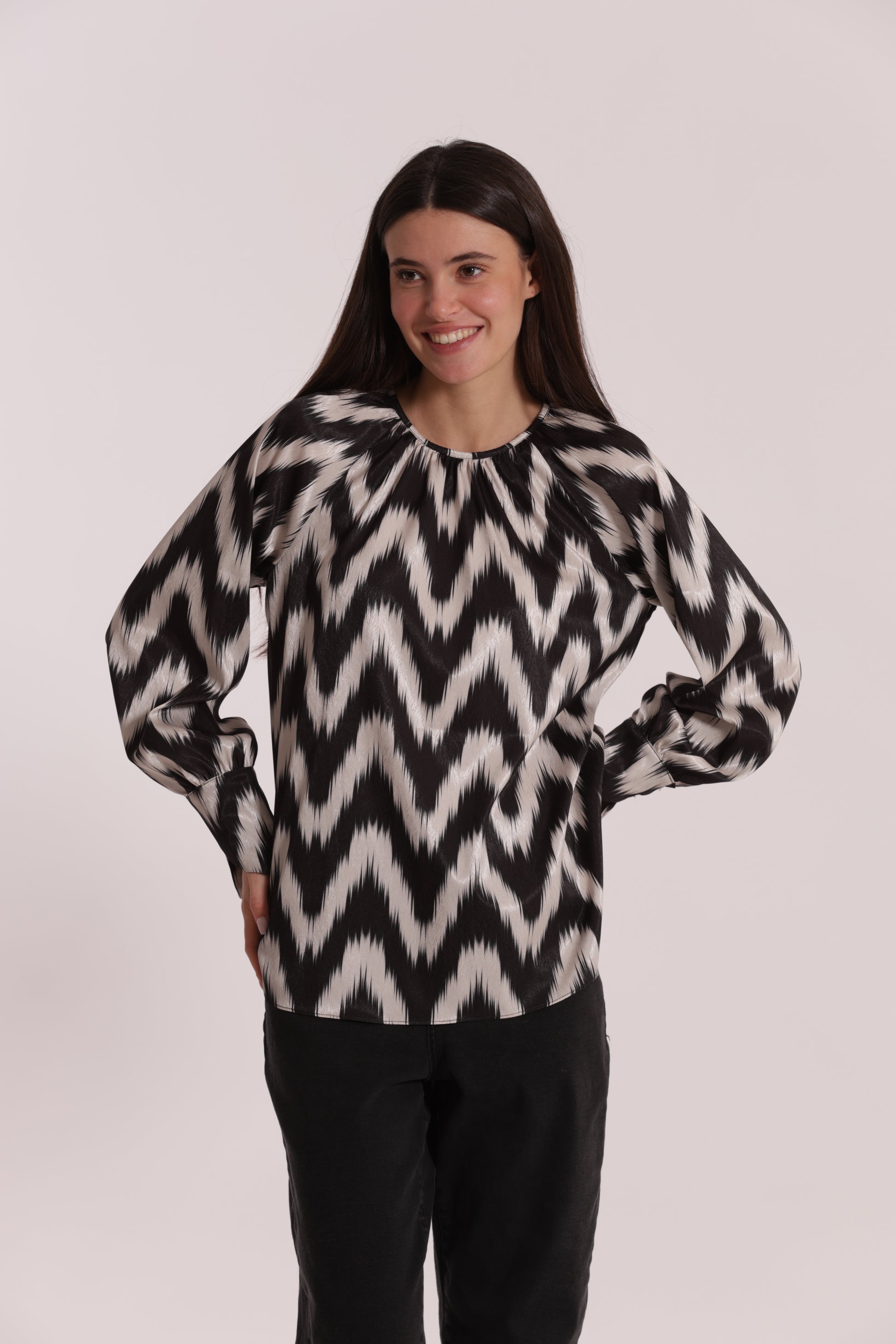 BLUSA CON SCOLLO TONDO FANTASIA CHEVRON